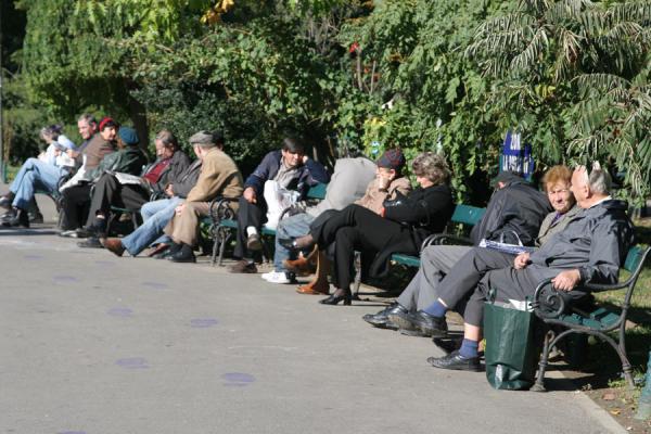 Foto de Romanians resting in sunny Cismigiu GardensParque Cismigiu - Rumania