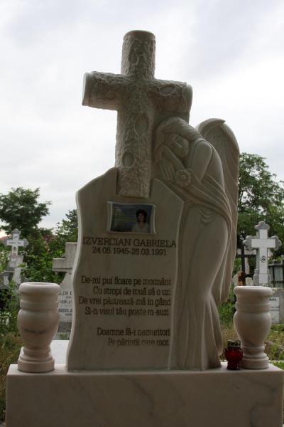 Picture of Ghencea Cemetery (Romania): Weeping angel and cross at Ghencea Cemetery