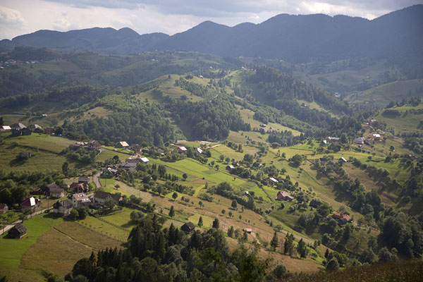 Foto van The landscape of the Kalibash villages with hills, mountains, and treesKalibash - Roemenië