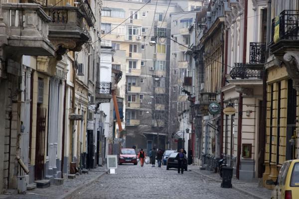 Looking into Covaci street in the historic quarter | Quartier historique Lipscani | Roumanie