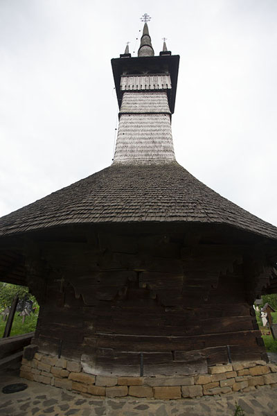Foto van The backside of the wooden church of RogozMaramureș - Roemenië