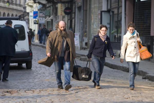 Foto van People walking a street of the historic quarter of Bucharest - Roemenië - Europa