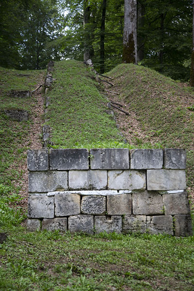 Part of the wall surrounding the outer fortification above the sacred zone | Sarmizegetusa Regia | Roemenië
