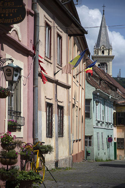 Photo de Street in Sighișoara with rows of pastel-coloured houses - Roumanie - Europe