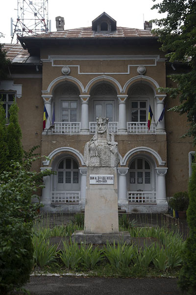 The exterior of the Museum of Communism | Musée du Communisme | Roumanie
