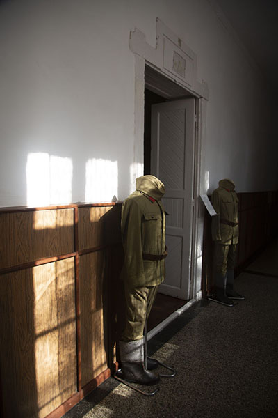 The corridor in the barracks where the Ceaușescus were held in their final days | Museum van het Communisme | Roemenië