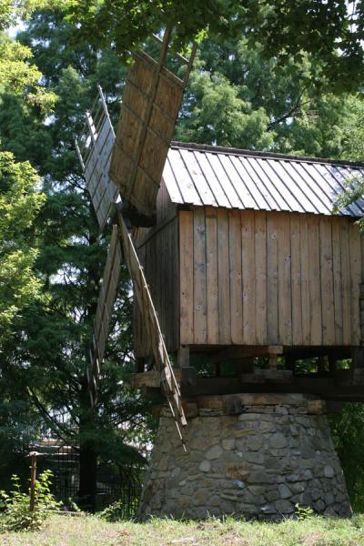 Small wooden windmill | Museo del Pueblo Satului | Rumania