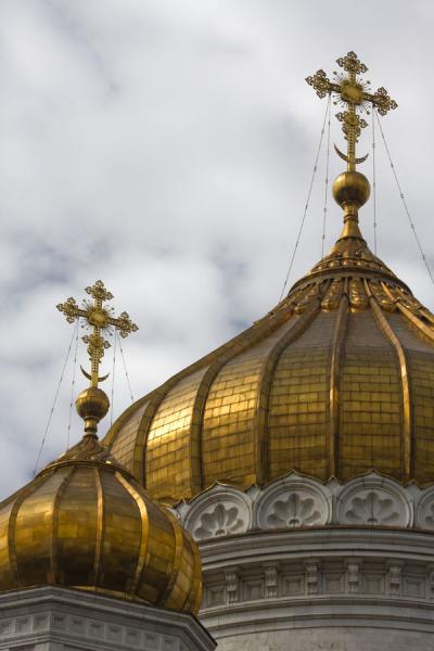 Close-up of golden cupolas on top of the dome and a spire of the cathedral | Cathedral of Christ the Saviour | Russia