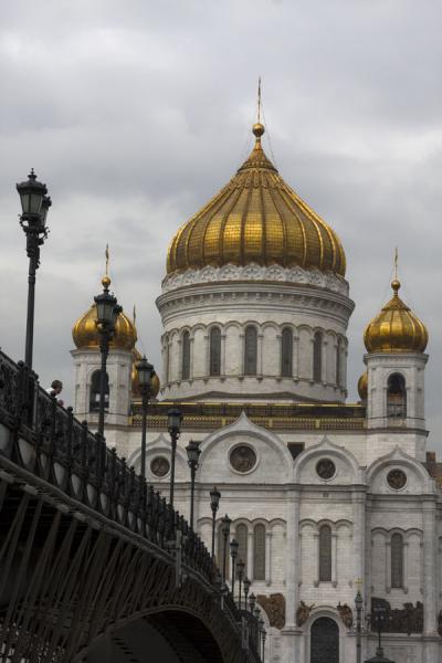 Picture of Cathedral of Christ the Saviour (Russia): Footbridge and cathedral seen from the other side of the Moskva river