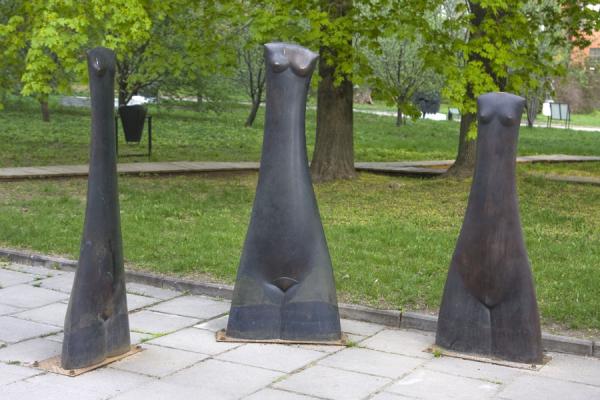 Slender female figures on a path in the park | Parque de las estatuas | Rusia
