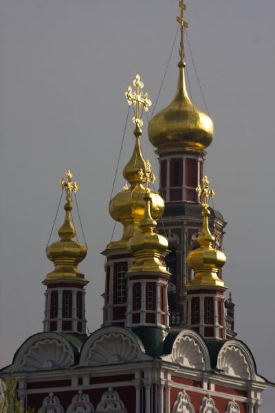 Golden spires of the Assumption church glistening in the afternoon sun | Novodevichy Klooster en Begraafplaats | Rusland