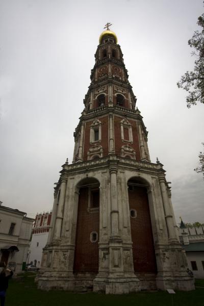 Tall bell tower of Novodevichy Cemetery | Novodevichy Klooster en Begraafplaats | Rusland