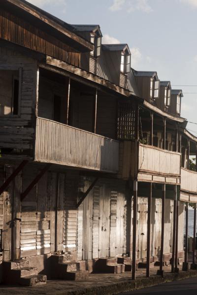 Foto van Row of wooden houses in Soufrière - Santa Lucia - Amerika