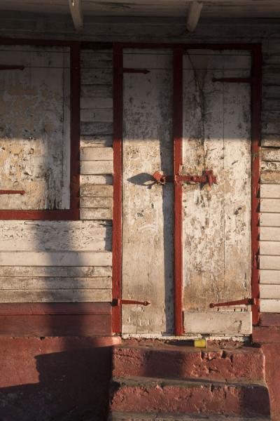 Foto van Detail of wooden door in a street in Soufrière - Santa Lucia - Amerika