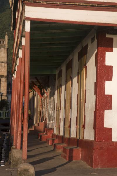 Foto van Red colonnaded street in Soufrière - Santa Lucia - Amerika