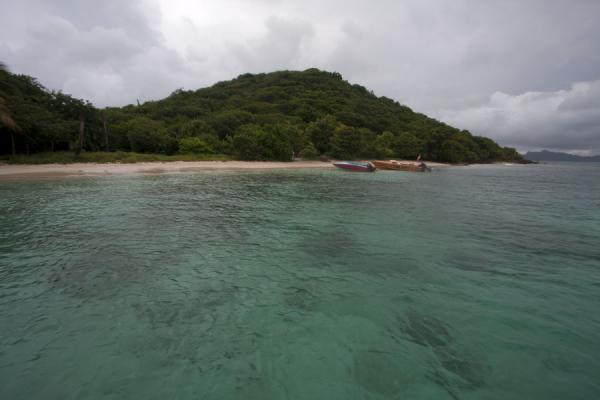 Foto van Boats on the beach of Petit Bateau islandTobago Cays - Saint Vincent en de Grenadines