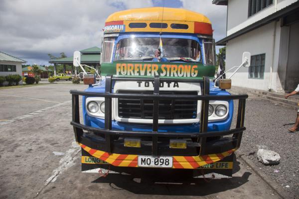 Foto van This bus looks pretty strong - at the bus station of Saleologa - Samoa - Oceanië