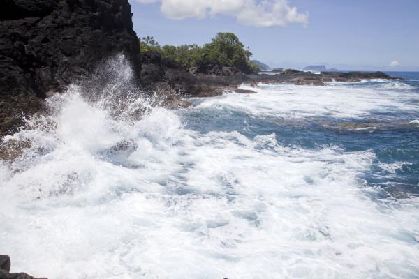 Photo de Wild waves crashing on the lava rock coastline of To SuaTo Sua - Samoa