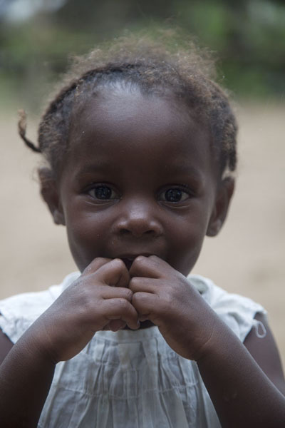 Foto van Young curious girl on Príncipe island - Servië - Afrika