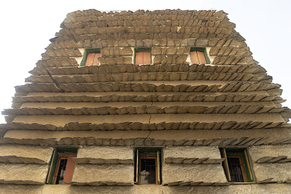 Foto de Frontal view of a mud and slate house in Al Basta district, AbhaAbha - Arabia Saudita
