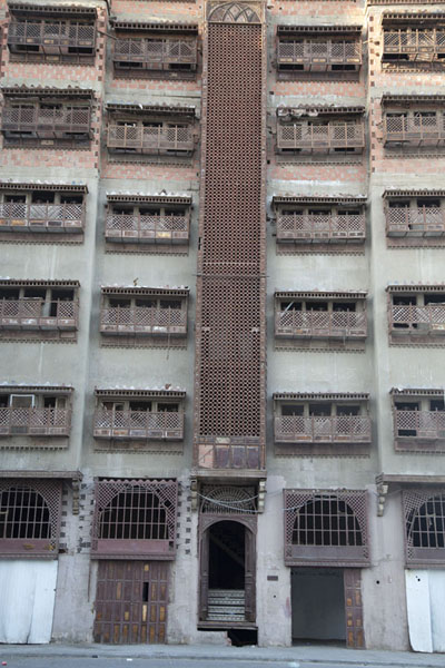 Foto van Building in the old town of Jeddah, full of hanging balconiesAl Balad balkons - Saoedi Arabië