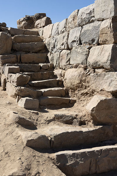 Stairs in one of the ruined houses of Al Ukhdud | Al Ukhdud | Arabie Saoudite