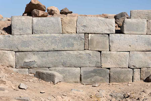 Foto van Neatly stacked stones of one of the buildings in the historic city of Al UkhdudNajran - Saoedi Arabië