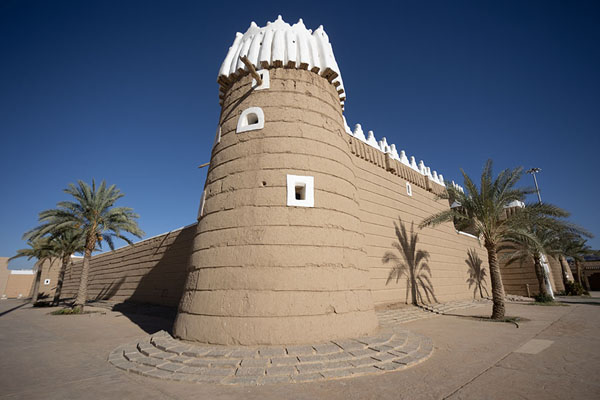 Foto van One of the cylindrical watchtowers of Emara PalaceNajran - Saoedi Arabië