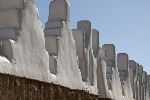 Foto de White ornaments on a wall of Emara PalaceNajran - Arabia Saudita