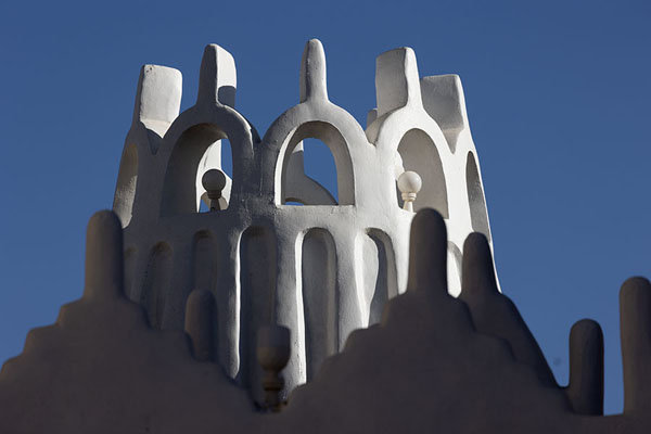 Whitewashed tower above element of Emara Palace | Palacio de Emara | Arabia Saudita