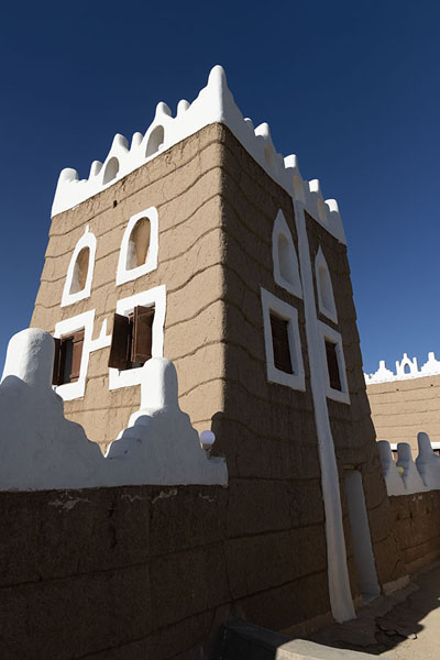 Foto van One of the square towers at the inside of Emara PalaceNajran - Saoedi Arabië