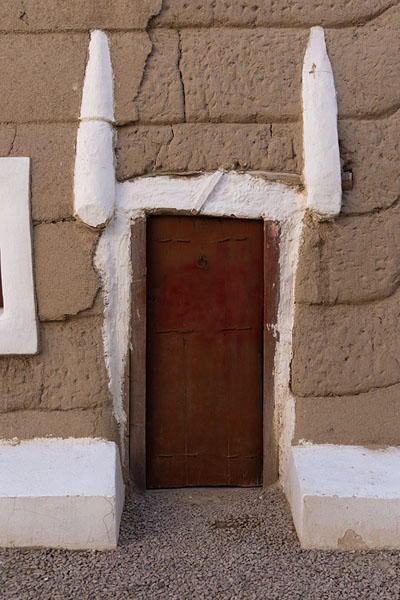 Foto van Door in an adobe wall of Emara Palace - Saoedi Arabië - Azië