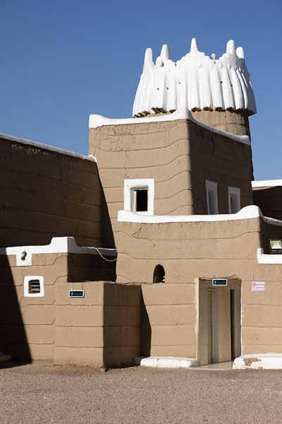 Foto van The mud mosque and tower of Emara PalaceNajran - Saoedi Arabië