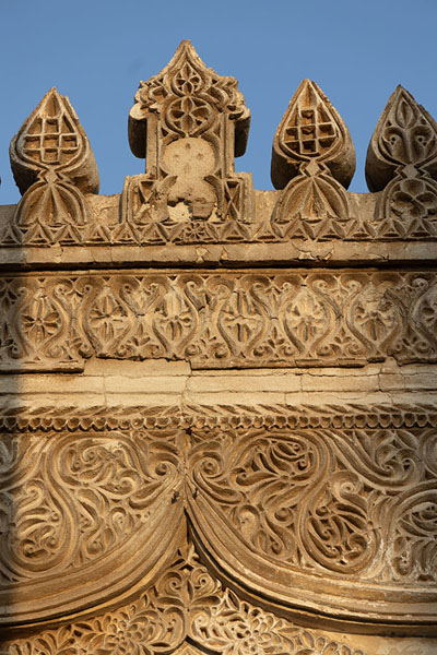 Close-up of decorated entrance gate of a traditional house in Farasan | Casas viejas de Farasan | Arabia Saudita