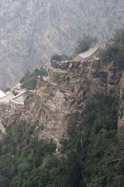 Photo de Close-up of the hanging village of Habala seen from aboveHabala - Arabie Saoudite