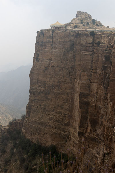 Foto van Cliffs defining the canyon of the Sarwat mountainsHabala - Saoedi Arabië