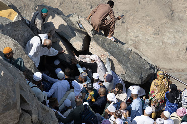 Foto van Pilgrims gathering at the entrance of Hira cave at Jebel al NourMekka - Saoedi Arabië