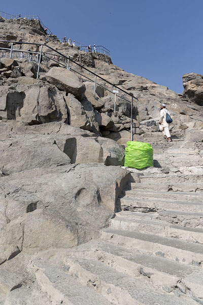 Photo de Stairs between rocks allow for easy access to Jebel al Nour - Arabie Saoudite - Asie