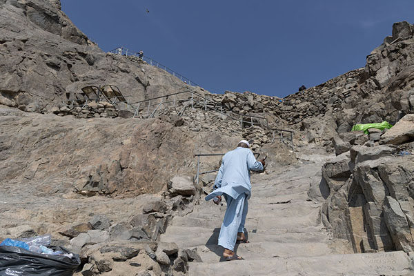Man making his way up Jebel al Nour | Jebel al Nour | Arabia Saudita