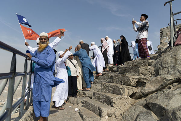 Foto van Pilgrims near the top of Jebel al Nour, on their way to Hira caveMekka - Saoedi Arabië