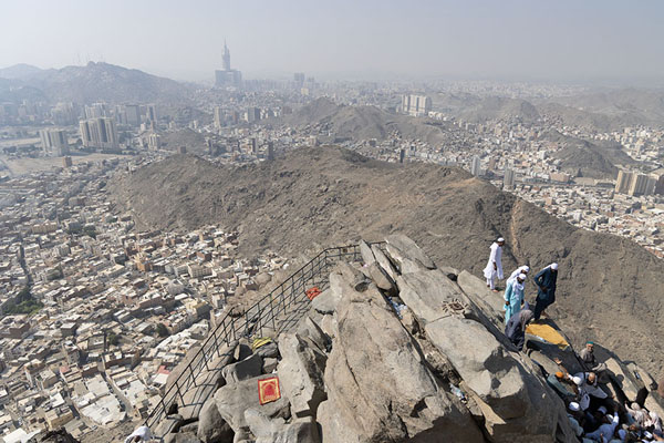 Foto van View from the top of Jebel al Nour with pilgrims gathering at the entrance of Hira caveMekka - Saoedi Arabië