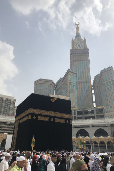 Looking up the Great Mosque of Mecca with the Clocktower hotel in the background | Kaaba | Saudi Arabia