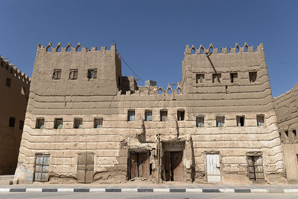 Frontal view of a traditional adobe building in Najran | Maisons historiques adobe de Najran | Arabie Saoudite