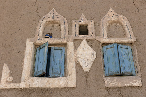 Close-up of windows in a traditional adobe house in Najran | Maisons historiques adobe de Najran | Arabie Saoudite