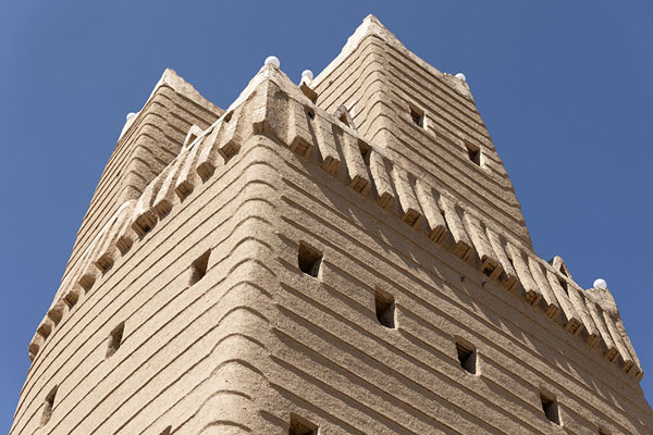 Upper part of a clay tower house in Najran | Maisons historiques adobe de Najran | Arabie Saoudite
