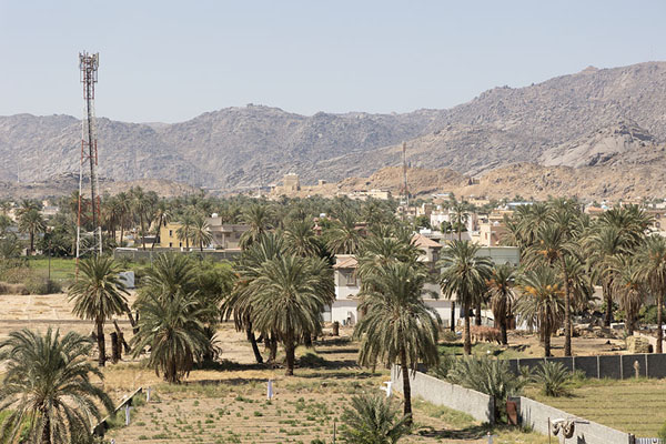 Photo de Aan Palace can be seen in the distance, as well as several other traditional adobe houses - Arabie Saoudite - Asie