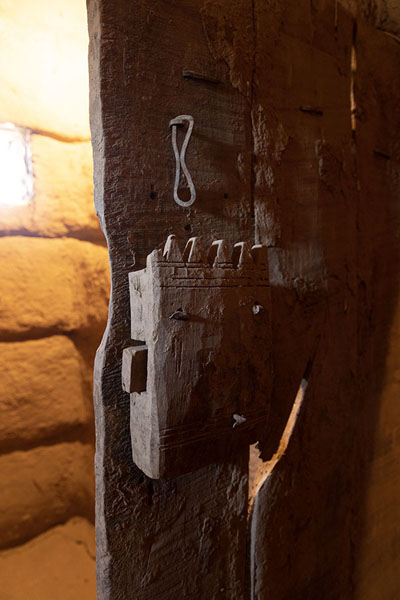 Foto van Close-up of a wooden lock in a door inside a traditional clay house in NajranNajran - Saoedi Arabië