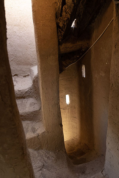 Stairway in a traditional clay house in Najran | Maisons historiques adobe de Najran | Arabie Saoudite