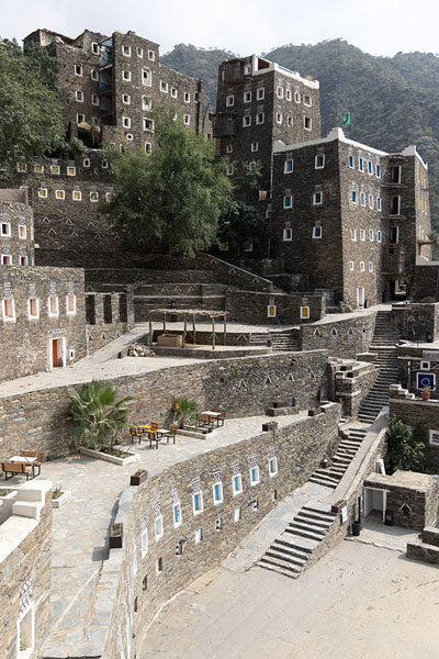 Stone houses rising up from the square at the entrance of the historic village of Rijal Alma | Rijal Alma | Arabie Saoudite