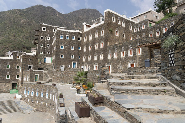 The buildings at the entrance of Rijal Alma looking out over a square | Rijal Alma | Arabie Saoudite